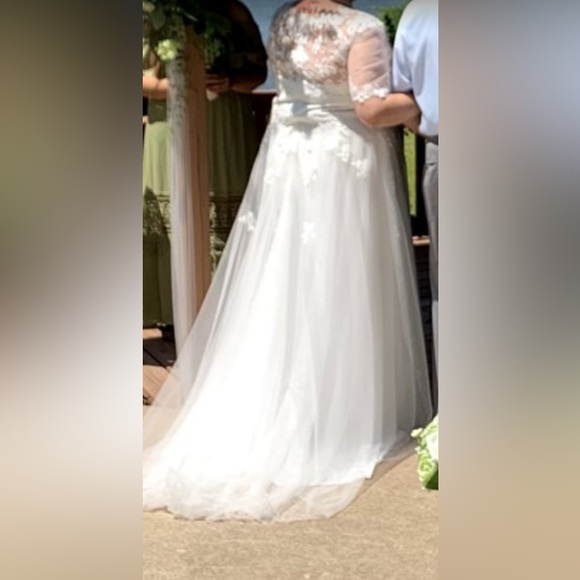 JJs House Dresses & Skirts - JJ House wedding dress. Taking room up in my closet. Make me an offer.